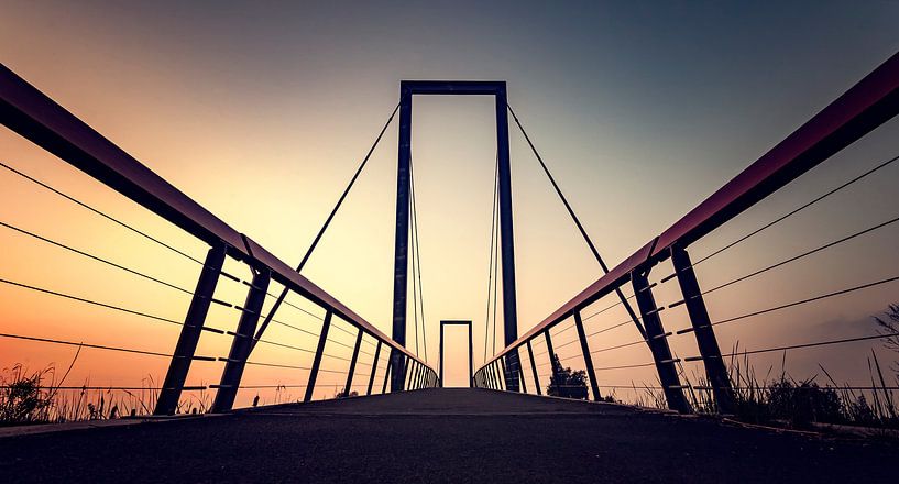 Fahrradbrücke Blauwestad bei Sonnenuntergang von Martijn van Dellen