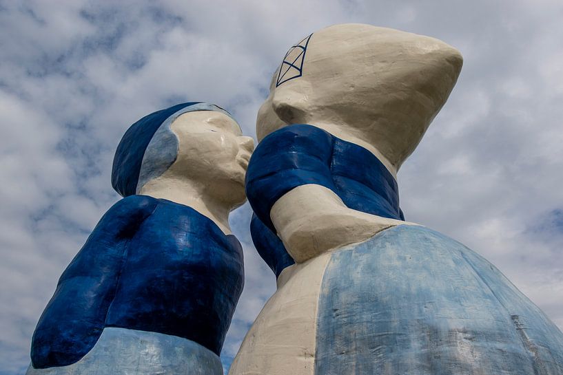 Kissing couple XXXL in Westpoort - Amsterdam - Netherlands by WorldWidePhotoWeb