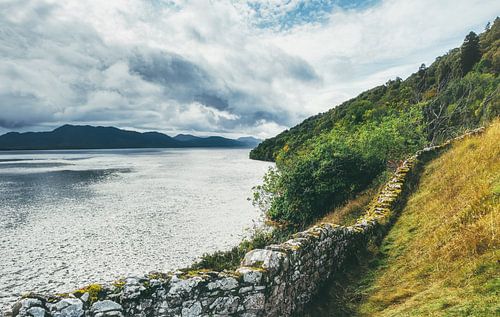 Loch Ness in Schotland. Verlaten idylle bij de stenen muur van Urquhart Castle.
