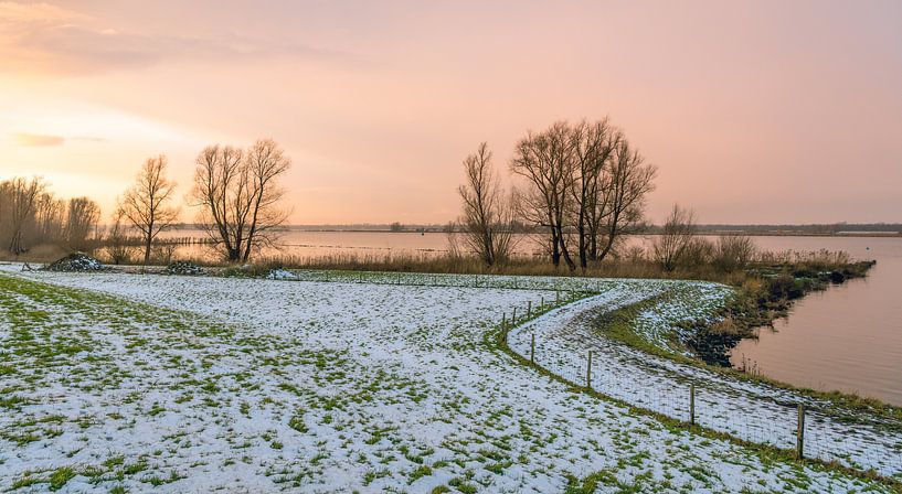 Rivieroever bij zonsondergang von Ruud Morijn