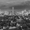 Ligne d'horizon de Rotterdam de nuit en noir et blanc sur Teuni's Dreams of Reality