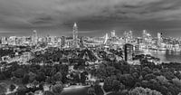 Ligne d'horizon de Rotterdam de nuit en noir et blanc par Teuni's Dreams of Reality Aperçu