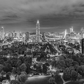 Skyline von Rotterdam bei Nacht in schwarz-weiß von Teuni's Dreams of Reality