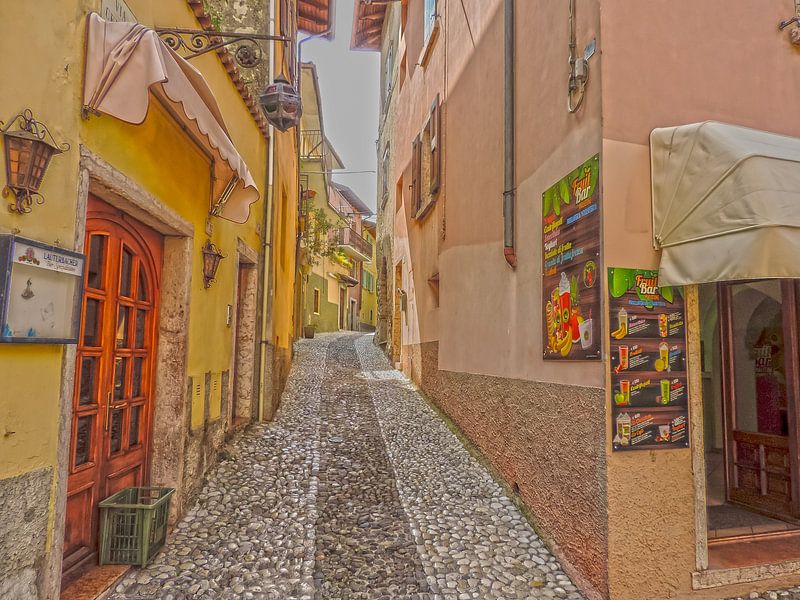 Kleurrijk straatje in Verona Italië van Tonny Verhulst