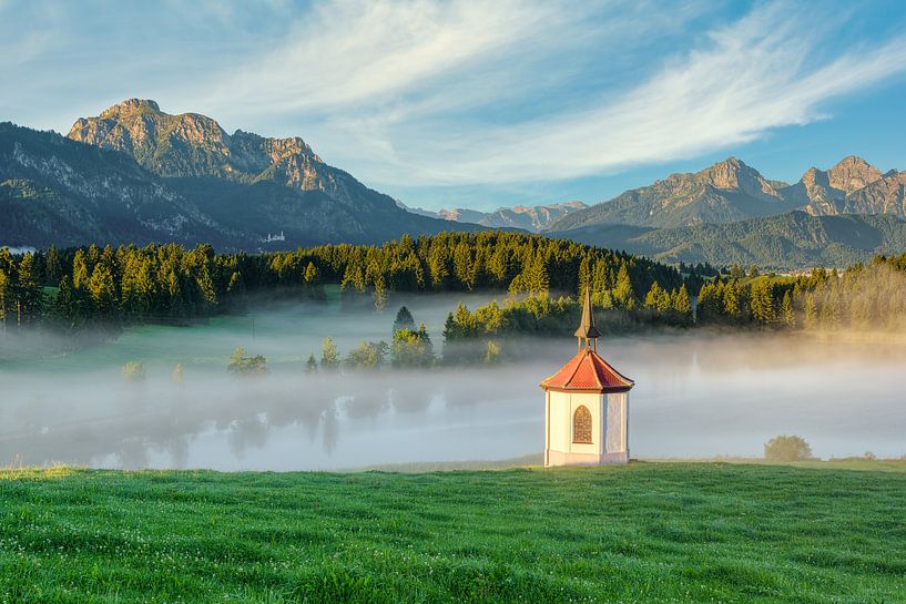 Kapelle am Hergratsrieder See von Michael Valjak