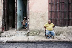 Cubaanse man voor zijn huis in Havana, Cuba