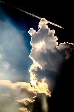 Wolken met zonnestralen van Dieter Walther