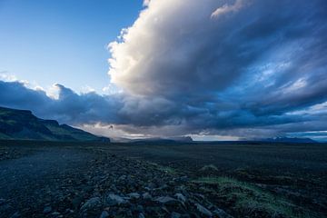 Island - Brennende Wolken in der Morgendämmerung über bergiger Lavalandschaft von adventure-photos