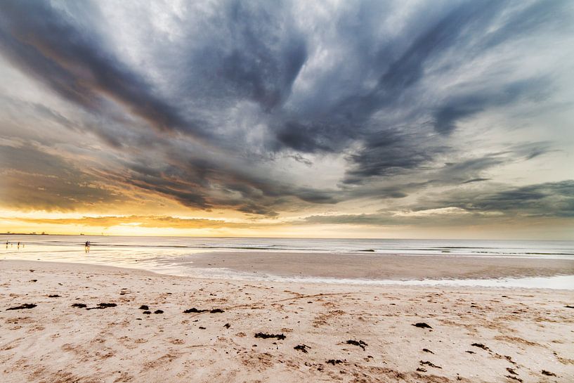 Coucher de soleil sur la plage II par Thomas van der Willik