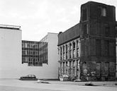 Contrastes dans le centre-ville de Leipzig - ruine du Karlshof à côté d'une façade de bureau lisse par Michael Moser Aperçu