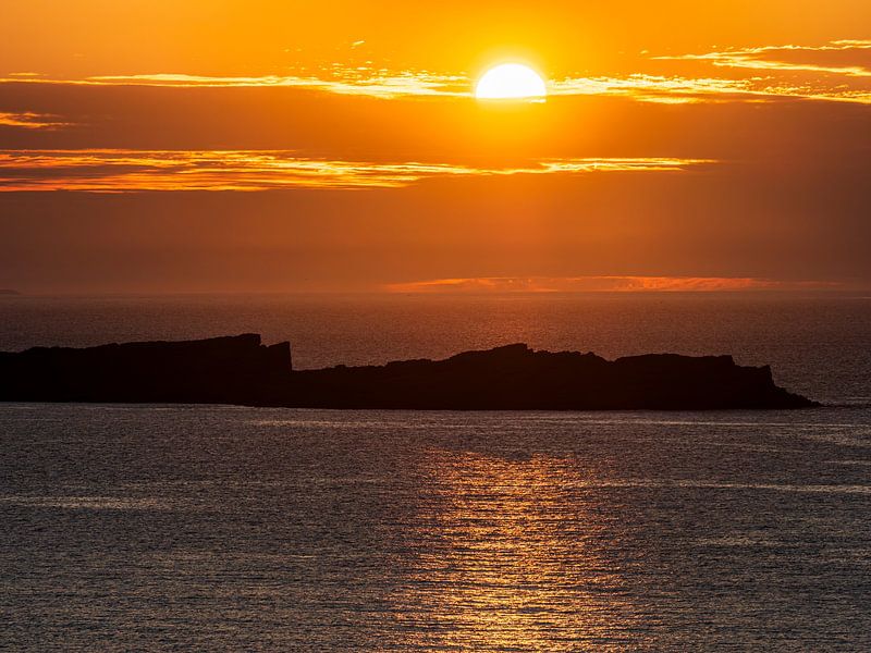 Soleil se couchant sur l'océan, île au loin par Luc V. de Zeeuw