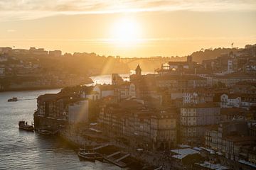 Zonsondergang in Porto, Portugal van Renzo Gerritsen