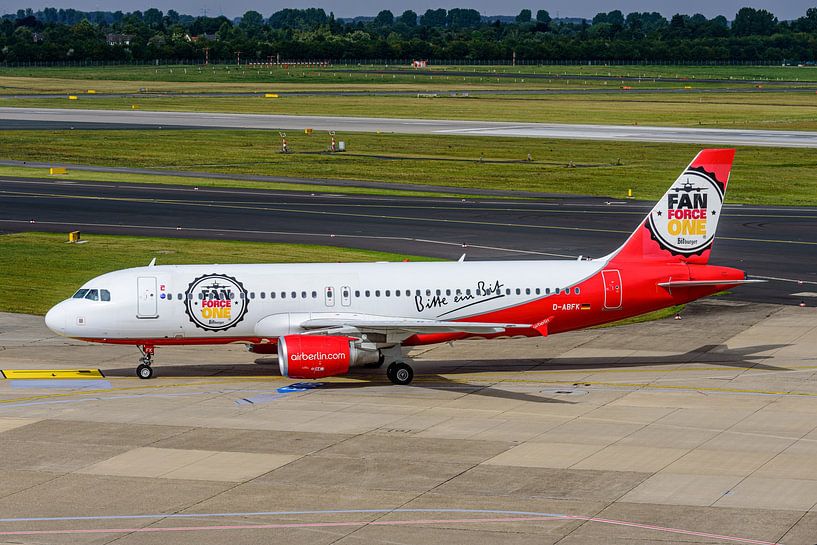 Airbus A320 d'Air Berlin aux couleurs de Fan Force One Bitburger Bier. par Jaap van den Berg