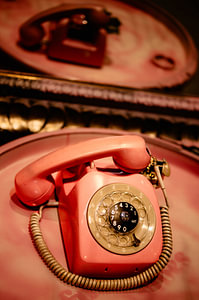 Rosa Wählscheibe – Vintage Telefon mit Glamour