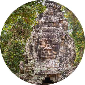 Toegangspoort naar Bayon tempel met gezichten, Angkor Thom, Cambodja van Rietje Bulthuis