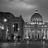 Photo de nuit monochrome de la basilique Saint-Pierre à Rome sur Silva Wischeropp