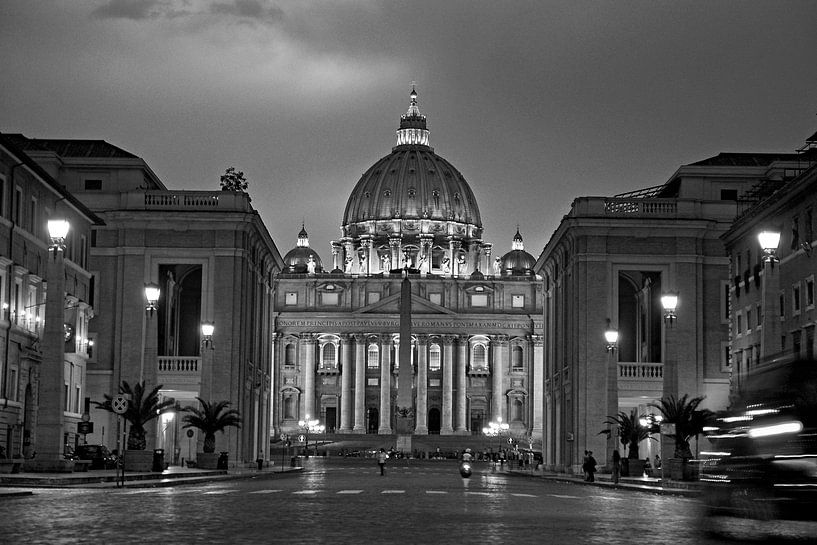Monochrome Nachtaufnahme am Petersdom in Rom von Silva Wischeropp