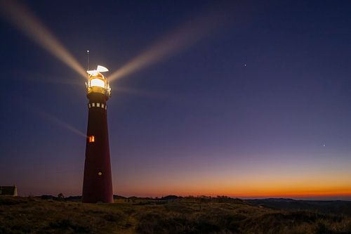 Vuurtoren Schiermonnikoog 's avonds gezien in de duinen