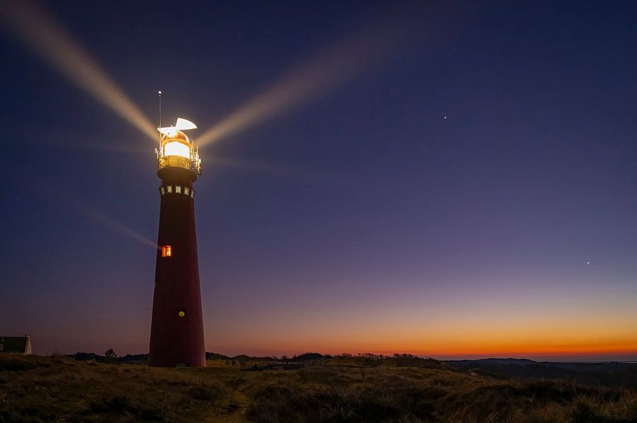 Vuurtoren Schiermonnikoog 's avonds gezien in de duinen van Sjoerd van