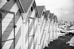 Strandhuisjes in de haven van Napels