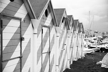 Strandhuisjes in de haven van Napels van Chantal Koster