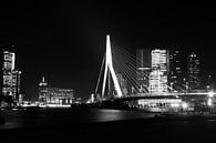 Erasmusbrug Rotterdam in de avond zwart-wit van Dexter Reijsmeijer thumbnail