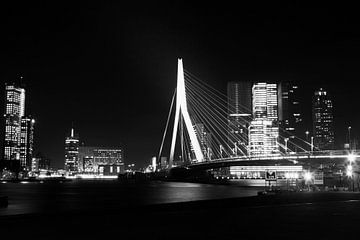 Erasmusbrug Rotterdam in de avond zwart-wit van Dexter Reijsmeijer
