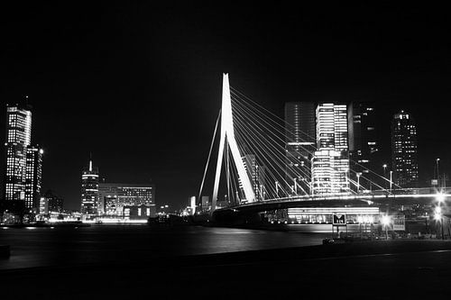 Erasmusbrug Rotterdam in de avond zwart-wit