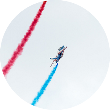 Patrouille de France met rode en blauwe rook van Wim Stolwerk