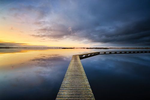 Een mooie kleurrijke zonsondergang boven 't Roegwold bij Slochteren in Groningen