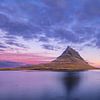 De berg Kirkjufell bij zonsopkomst van Chris Stenger