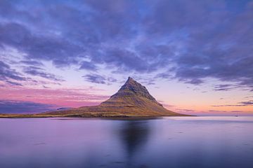 Der Berg Kirkjufell bei Sonnenaufgang