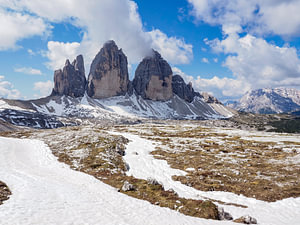 Majestätische Drei Zinnen in Südtirol – ikonisches Bergmassiv der Dolomiten, spektakulär in Licht, Form und alpiner Landschaft