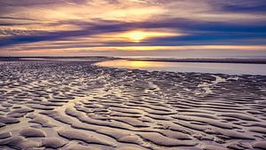 strand met de Noordzee bij een zonsondergang van eric van der eijk