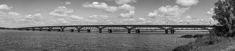 Tracks over the Hollands Diep (Moerdijk) by Arthur Scheltes
