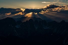 Wunderbare Sonnenstrahlen. Sonnenuntergang Axamer Lizum. von Hidde Hageman