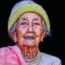 Alte Frau auf Bali von Ewout Paulusma Miniaturansicht