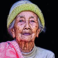 Oude vrouw op Bali