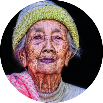 Oude vrouw op Bali van Ewout Paulusma