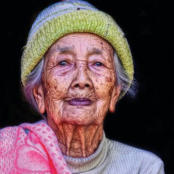 Old woman in Bali by Ewout Paulusma