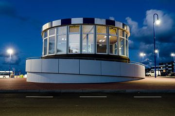 Bâtiment rond moderne la nuit sur le port sur Alexander Baumann