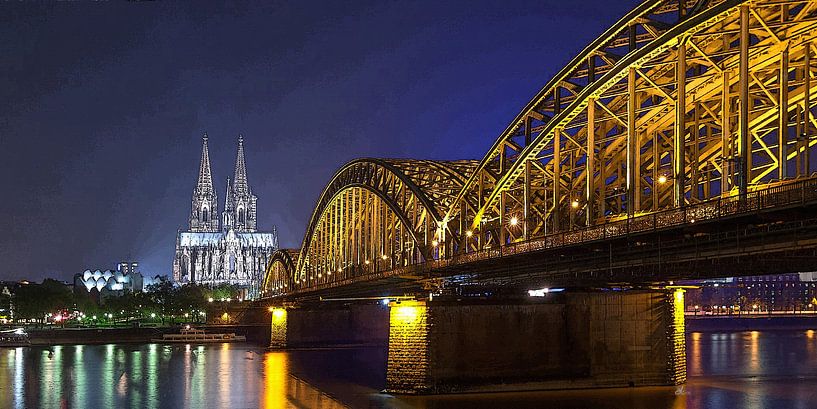 Köln am Rhein bei Nacht von Dirk H. Wendt