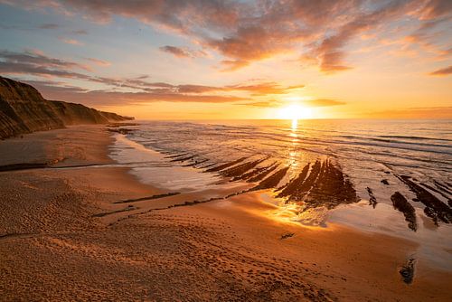 Praia do Magoito kliffen bij Lissabon en Sintra bij zonsondergang