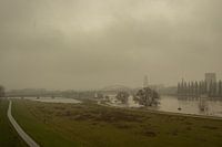Zicht op Arnhem met hoogwater en mist