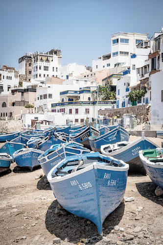Vissersbootjes op het strand van Taghazout Marokko