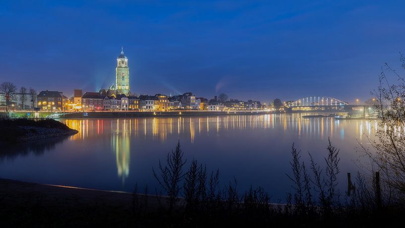 Skyline Deventer in der Abenddämmerung von Lynxs Photography