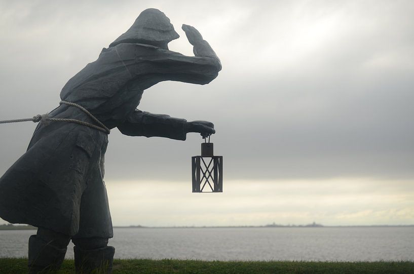 Homme regardant la mer des Wadden sur Ameland. par Floor Fotografie