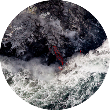 Lava stroomt in de zee van Dirk Rüter