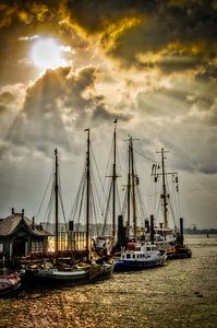 Schiffe im Museumshafen Övelgönne Hamburg  und Wolken im Gegenlicht