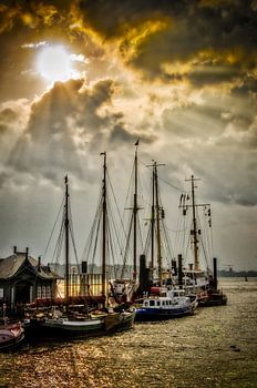 Schiffe im Museumshafen Övelgönne Hamburg  und Wolken im Gegenlicht